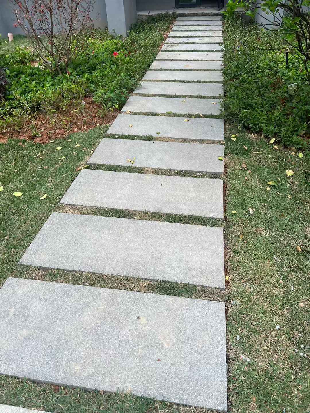保山 芝麻黑小区踏步、汀步石铺装效果